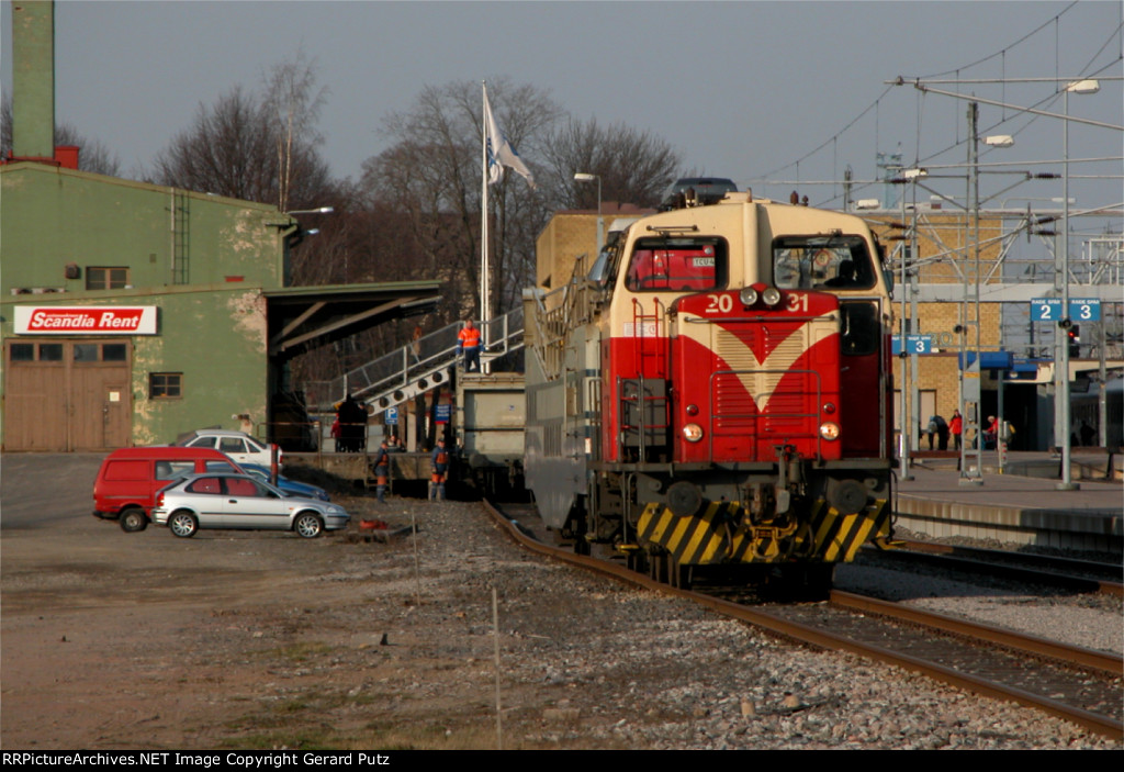 VR Dv16 #2031 shoving auto carrier on Track #1